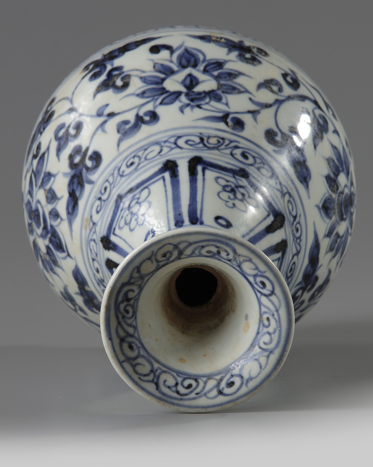 A Chinese Ming Style Blue And White Pear Shaped Vase Yuhuchunping