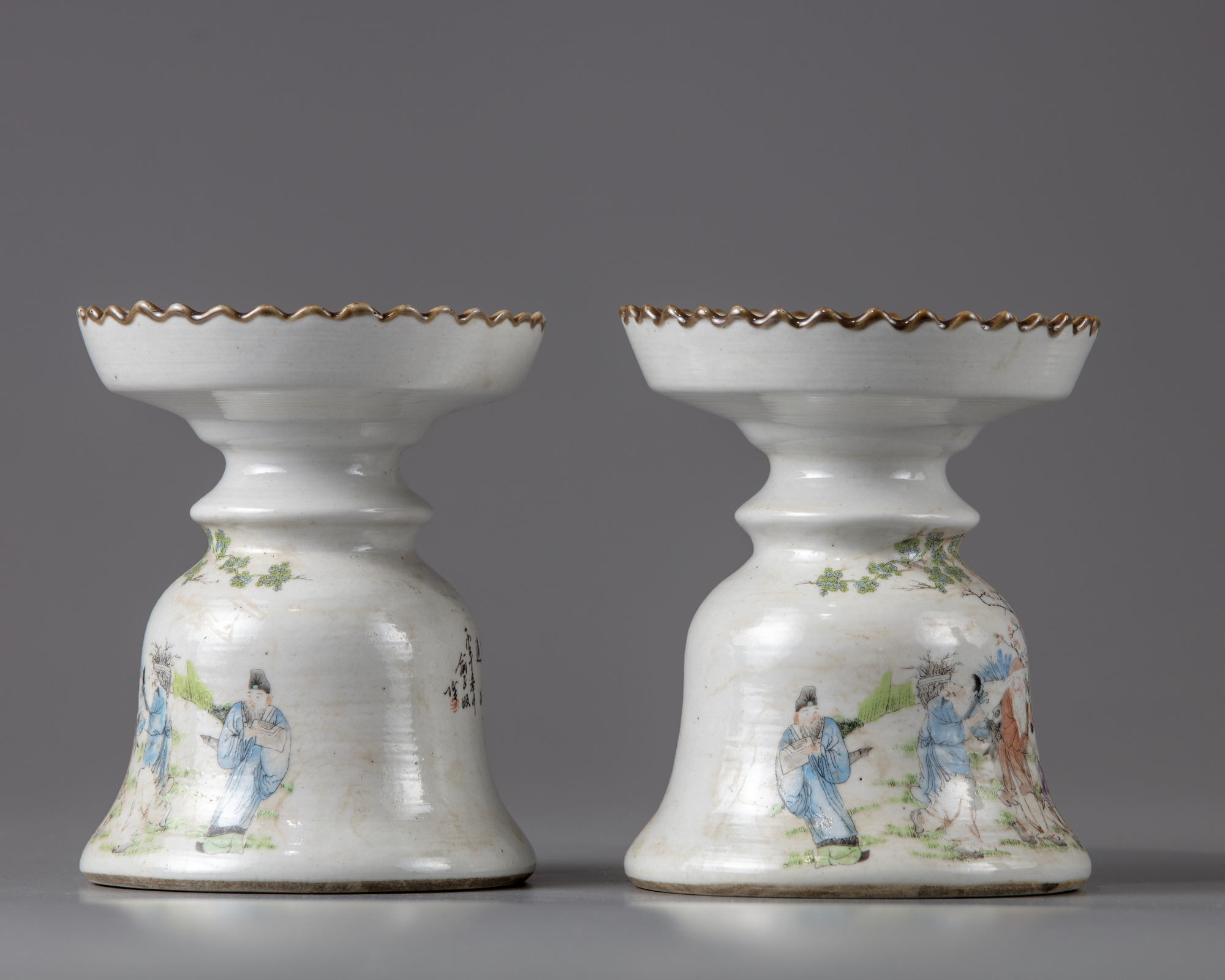 A PAIR OF CHINESE FAMILLE ROSE STANDS 20TH CENTURY