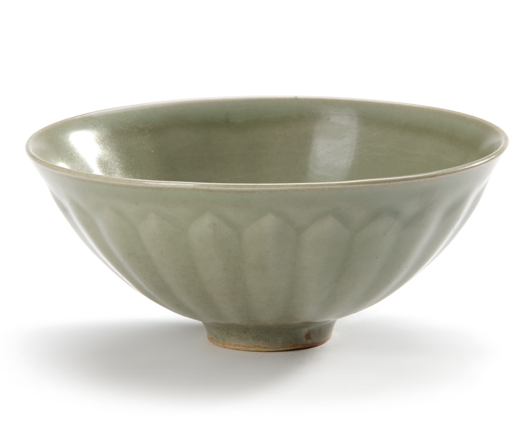 A FINE MOULDED CHINESE LONGQUAN CELADON LOTUS BOWL SOUTHERN SONG