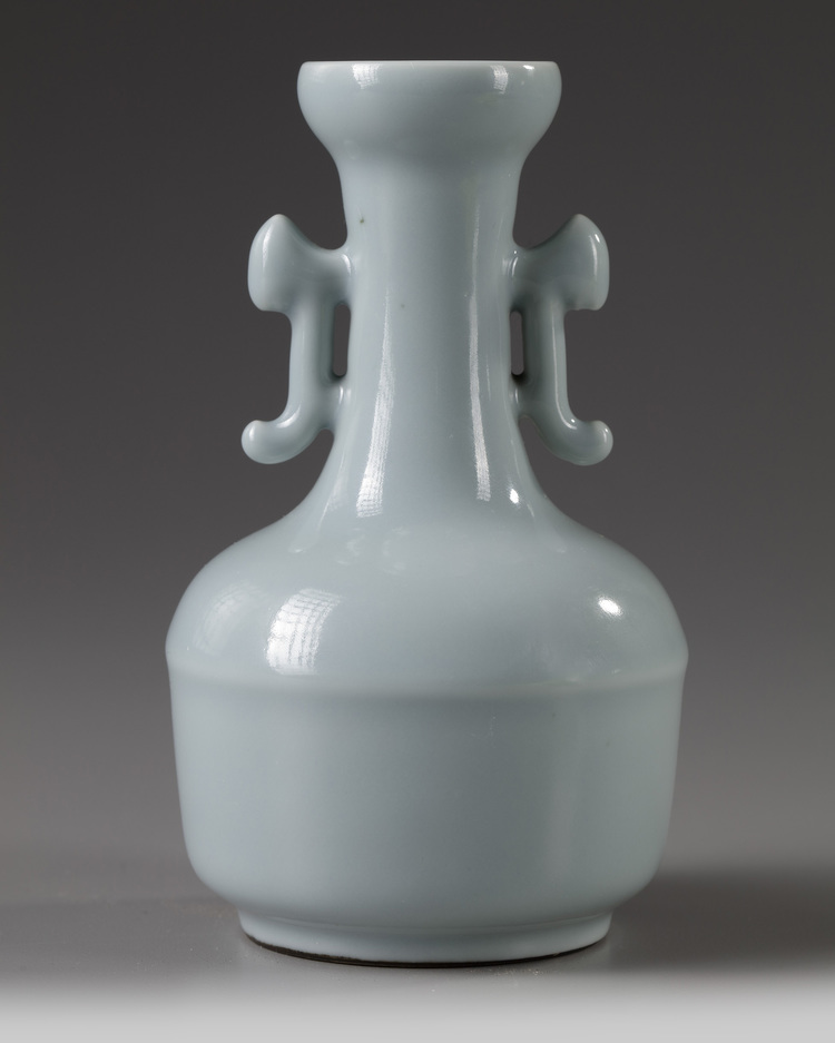 A SMALL CHINESE RU-TYPE TWIN-HANDLED VASE