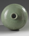 A CHINESE CELADON CRACKLE-GLAZED MEIPING, CHINA, QING DYANSTY (1644-1911)