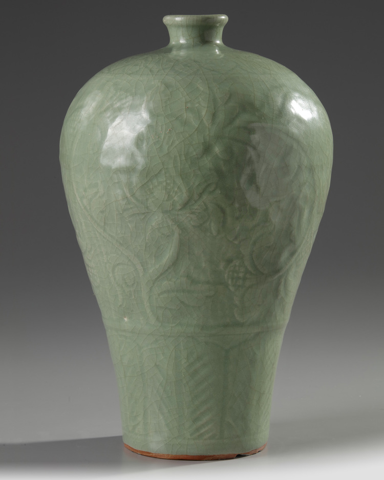 A CHINESE CELADON CRACKLE-GLAZED MEIPING, CHINA, QING DYANSTY (1644-1911)