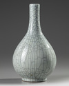 A CHINESE GE-STYLE CRACKLE-GLAZED BOTTLE VASE