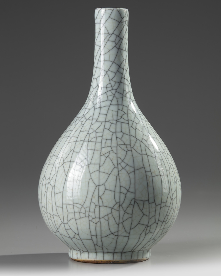 A CHINESE GE-STYLE CRACKLE-GLAZED BOTTLE VASE