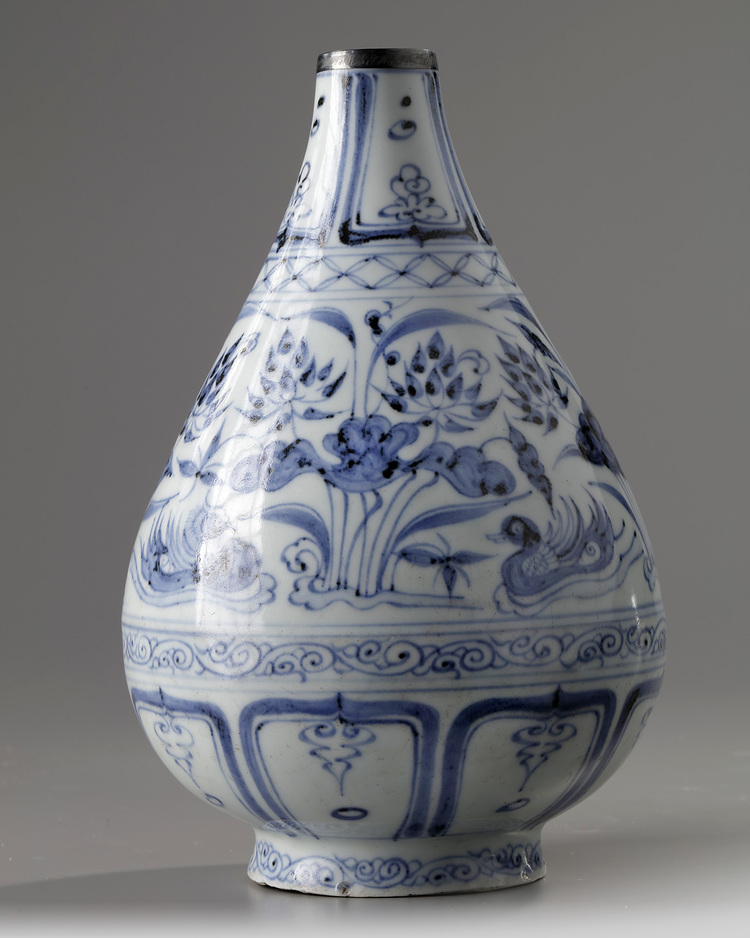 A Chinese blue and white bottle vase