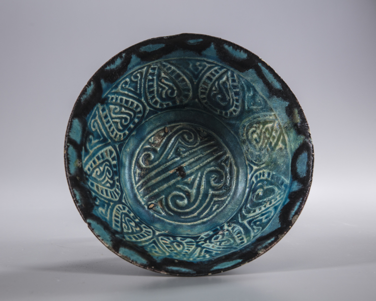 An Islamic kashan pottery bowl