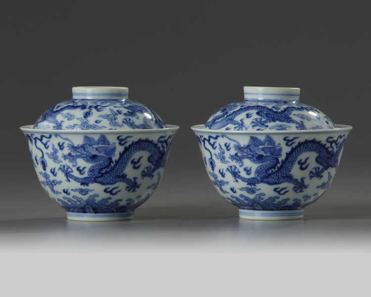 A PAIR OF CHINESE BLUE AND WHITE 'DRAGON' BOWLS AND COVERS,QING DYNASTY (1644-1911)