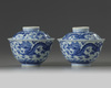 A PAIR OF CHINESE BLUE AND WHITE 'DRAGON' BOWLS AND COVERS,QING DYNASTY (1644-1911)