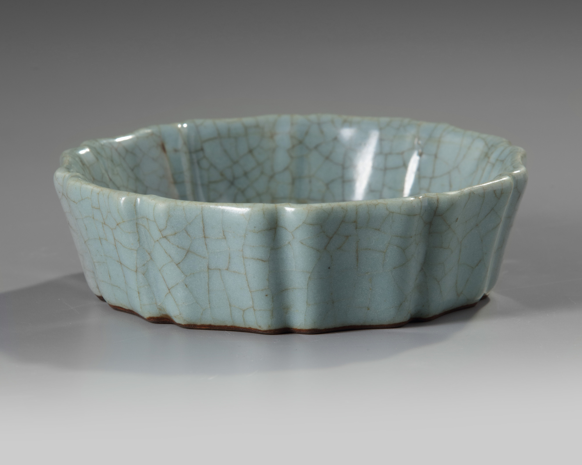 A ru-type crackle glazed bowl