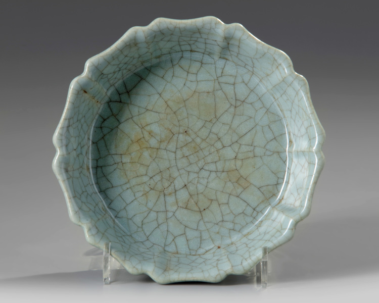 A ru-type crackle glazed bowl
