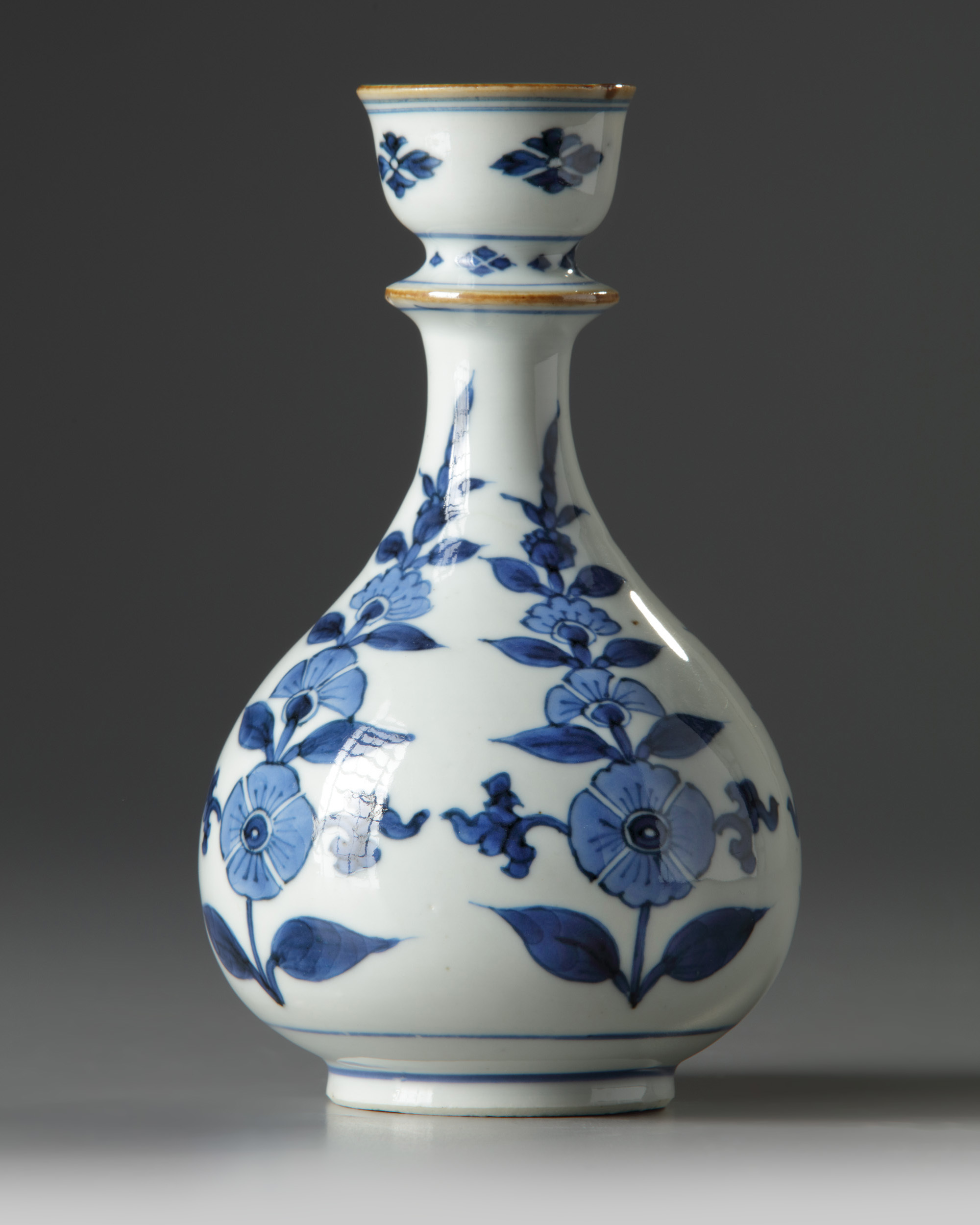 Lot 184 - Chinese porcelain. A Chinese hookah base and