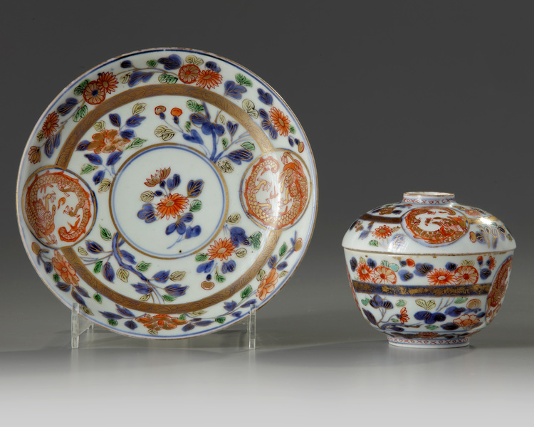 A JAPANESE IMARI TEACUP WITH COVER AND SAUCER, 17TH CENTURY