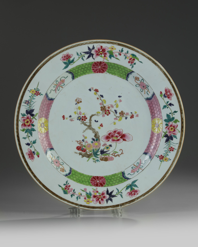 A Chinese famille rose 'floral' charger