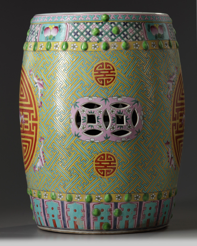 A LARGE CHINESE FAMILLE ROSE GARDEN SEAT, 20TH CENTURY