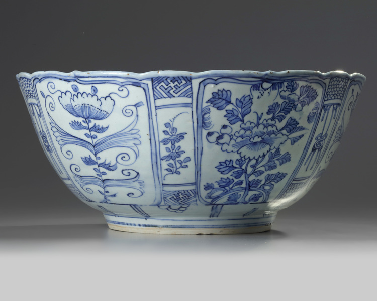 A CHINESE BLUE AND WHITE 'KRAAK PORCELAIN' BOWL, WANLI PERIOD (1573-1619)