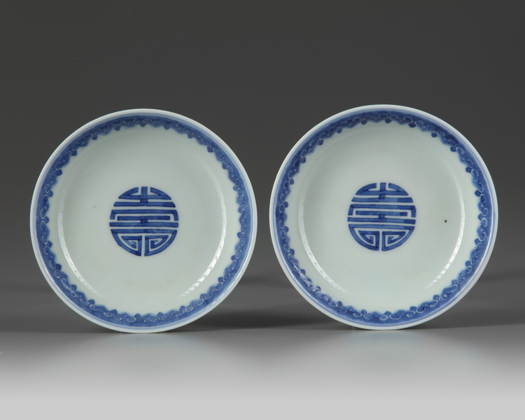 A pair of Chinese blue and white 'longevity' dishes
