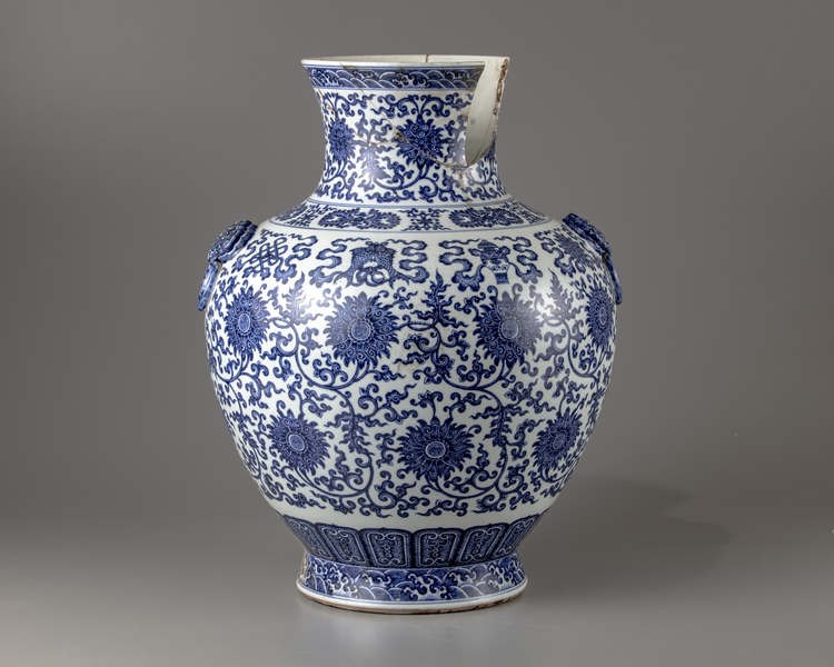 A Chiese blue and white vase