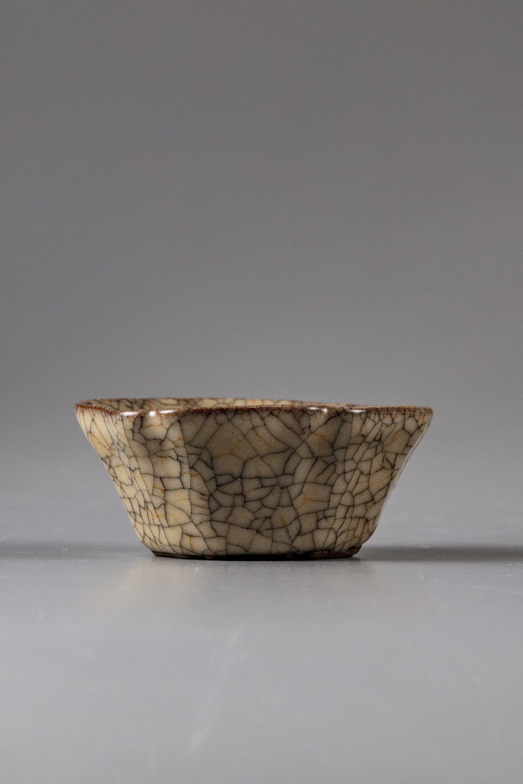 A crackle glazed bowl