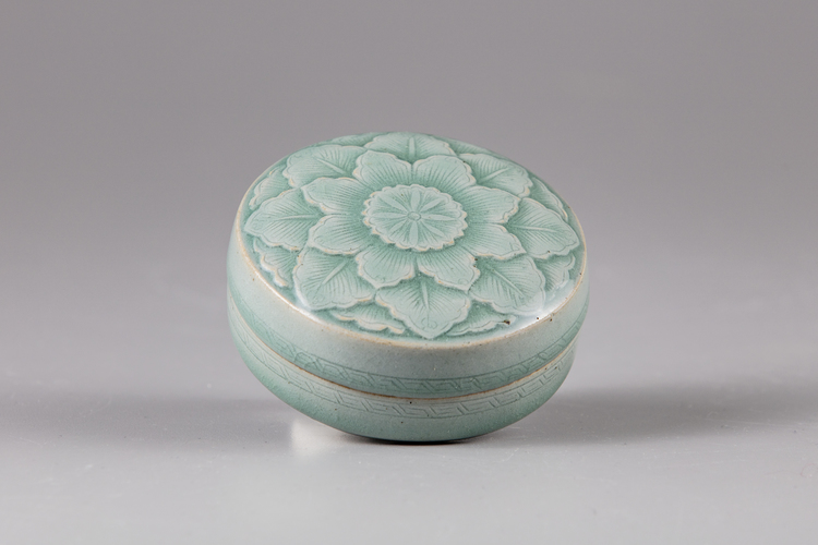 A Korean celadon glazed pastebox