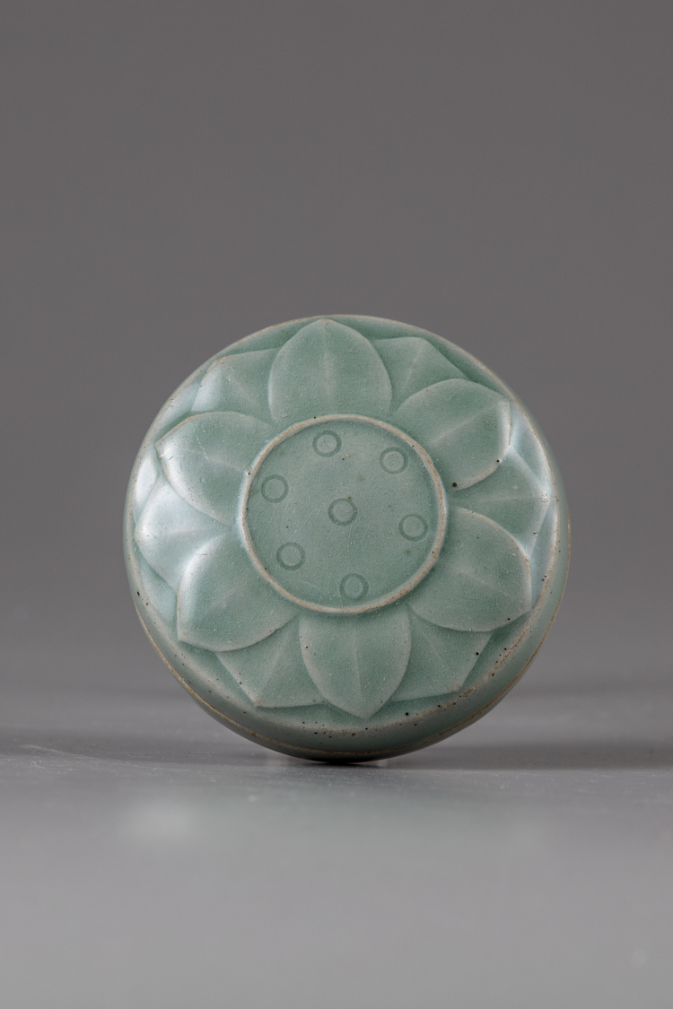 A Korean celadon glazed pastebox