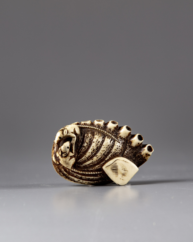 A JAPANESE BONE NETSUKE, MEIJI PERIOD (1868-1912)