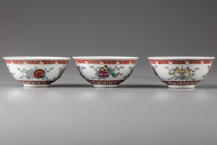 THREE CHINESE FAMILLE ROSE BOWLS WITH TWO SPOONS, 20TH CENTURY