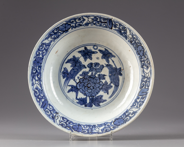 A CHINESE BLUE AND WHITE DISH, CHINA, MING DYNASTY (1368-1644)