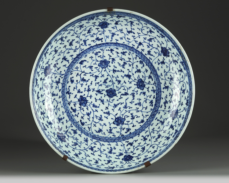 A Chinese blue and white 'floral scroll' charger