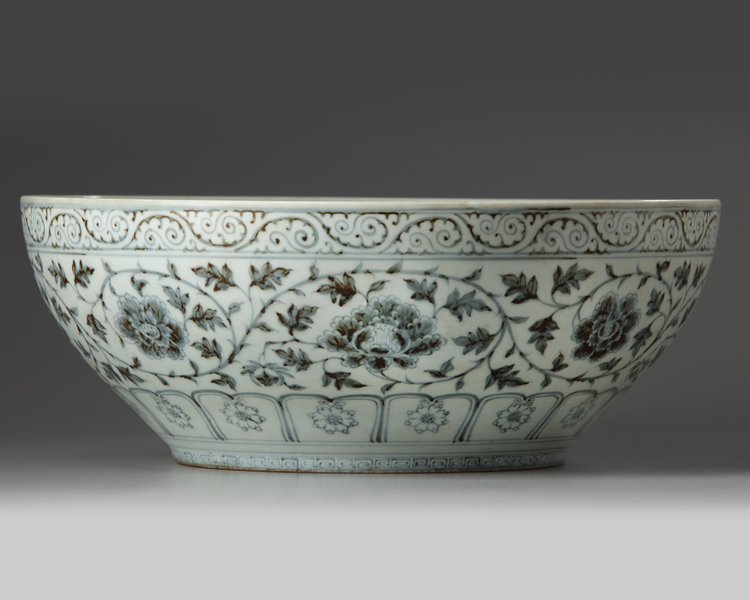 A large Chinese blue and white 'floral' bowl