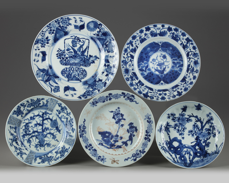A group of five Chinese blue and white plates