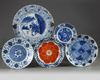 A SET OF FIVE BLUE AND WHITE PLATES, KANGXI PERIOD (1662-1722) TO 18TH CENTURY