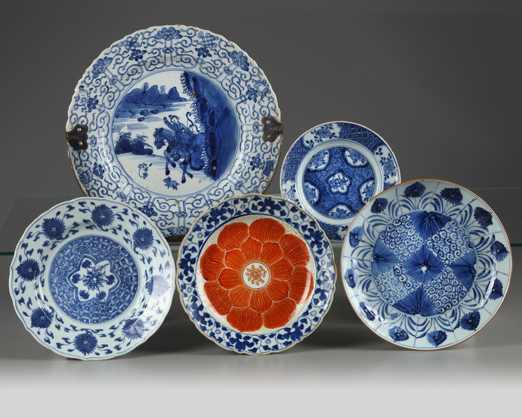 A SET OF FIVE BLUE AND WHITE PLATES, KANGXI PERIOD (1662-1722) TO 18TH CENTURY