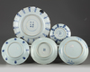 A SET OF FIVE BLUE AND WHITE PLATES, KANGXI PERIOD (1662-1722) TO 18TH CENTURY