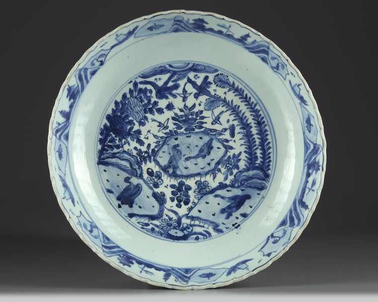 A Chinese blue and white 'Kraak porcelain' charger