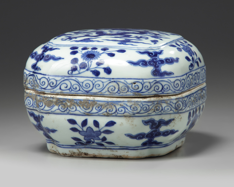 A Chinese blue and white square-section 'dragon' box and cover