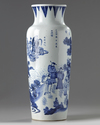 A CHINESE TRANSITIONAL-STYLE BLUE AND WHITE SLEEVE VASE, QING DYNASTY (1644-1911)