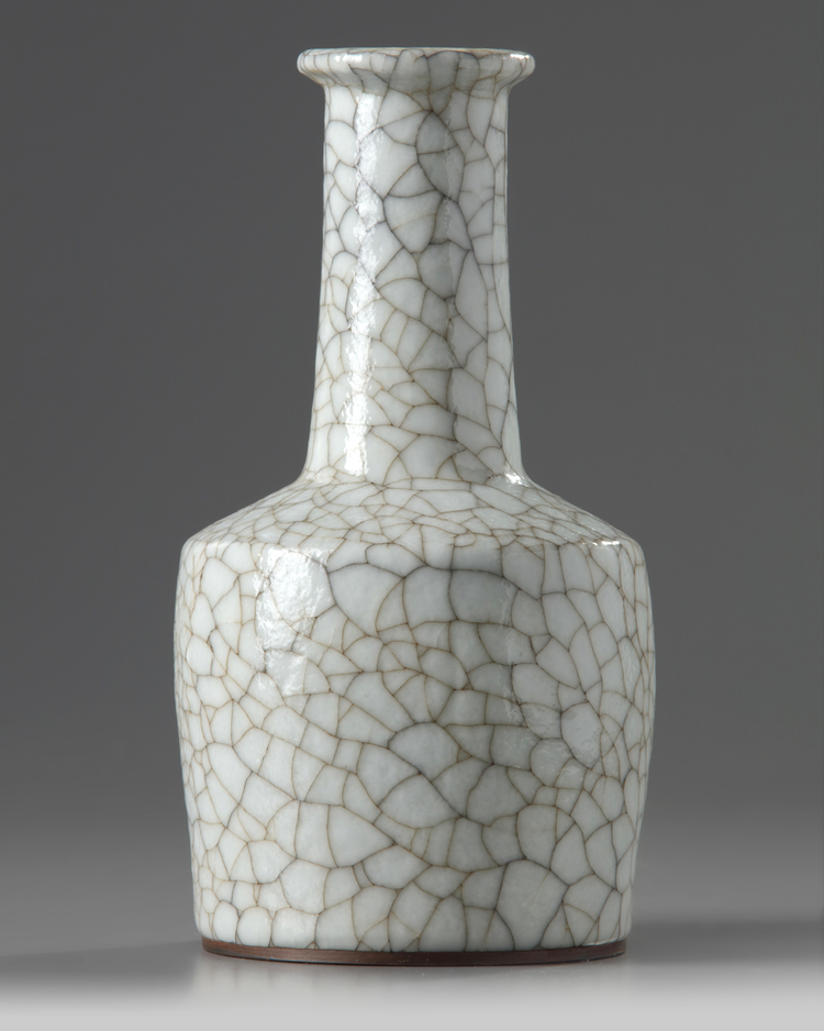 A Chinese ge-style crackle-glazed bottle vase