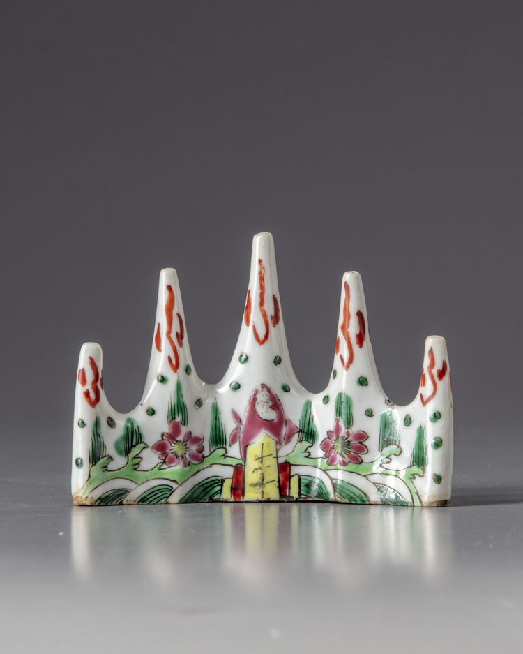 A famille rose brush rest