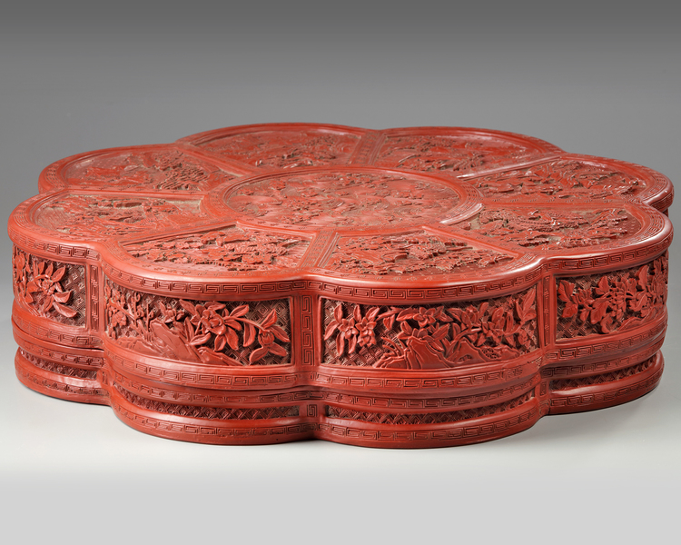 A LARGE CHINESE CINNABAR LACQUER FLORIFORM BOX AND COVER, QING DYNASTY (1644-1911)