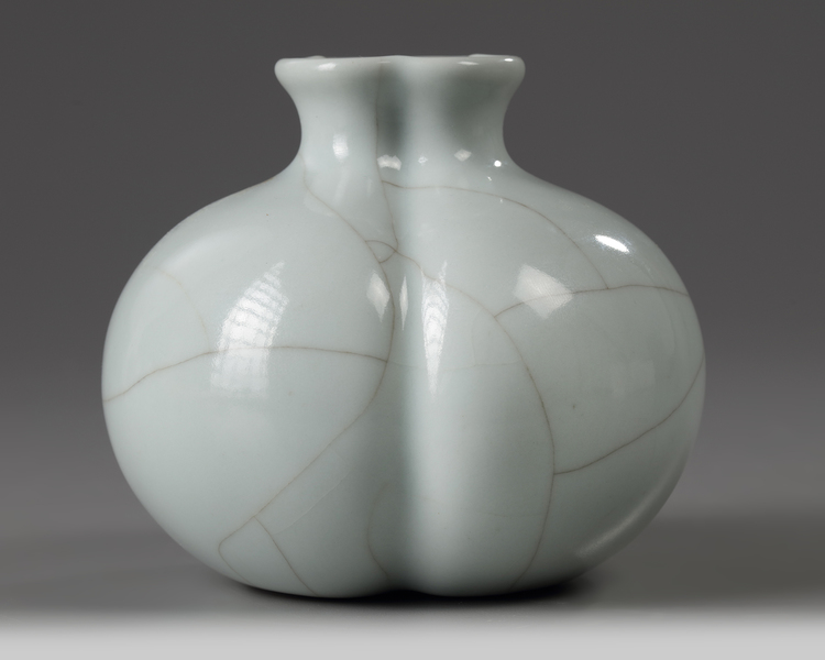 A Chinese crackle-glazed trilobed jarlet