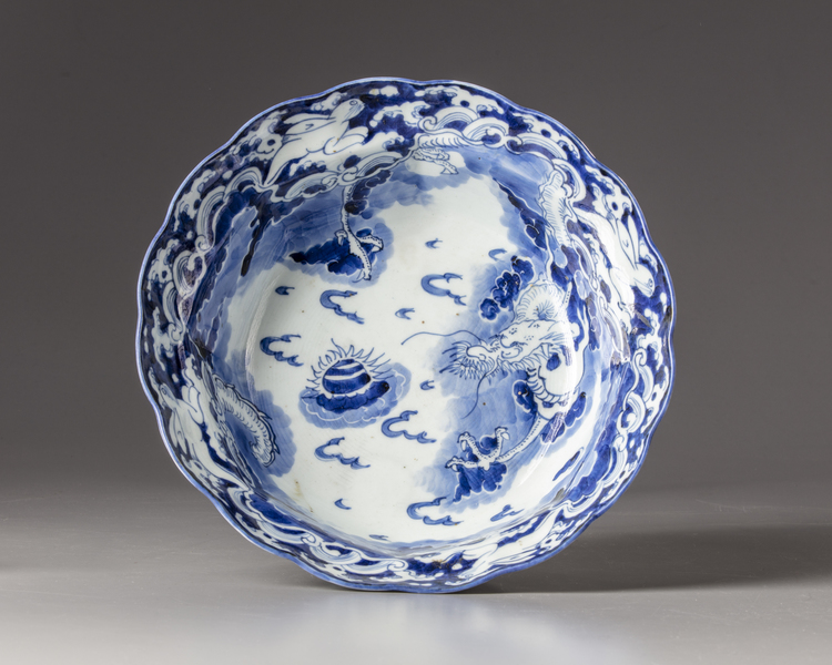 A JAPANESE BLUE AND WHITE BOWL,19TH CENTURY