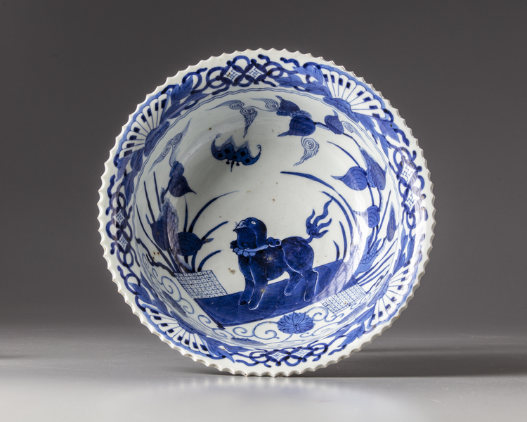 A JAPANESE BLUE AND WHITE BOWL DEPICTING A FU DOG,19TH CENTURY