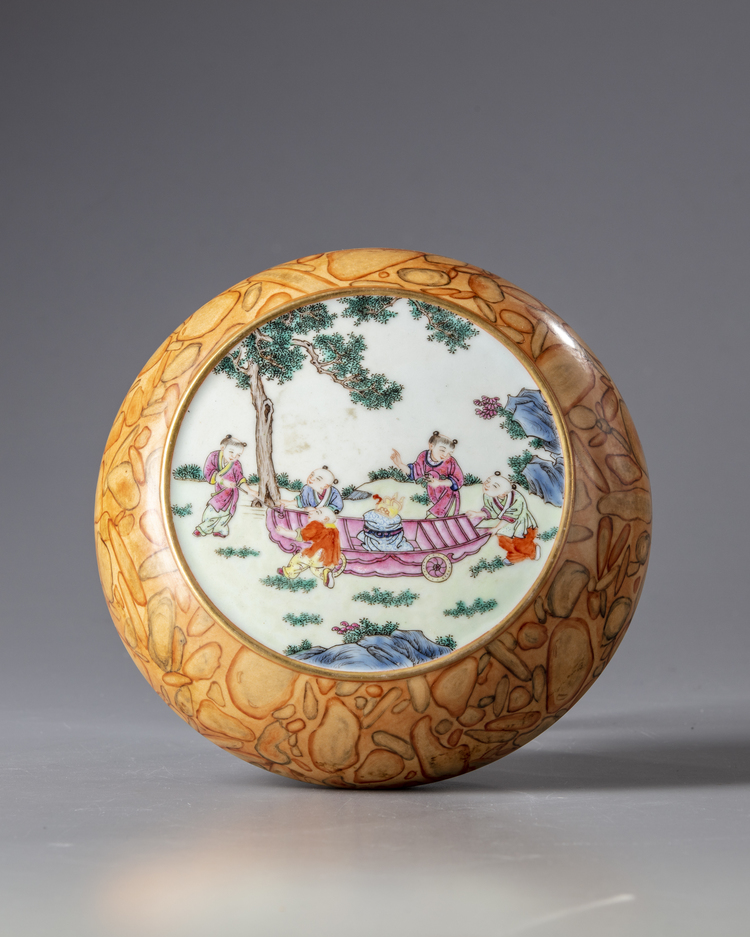 A CHINESE FAUX-PUDDING STONE FAMILLE ROSE 'BOYS' ROUND BOX AND COVER, 20TH CENTURY