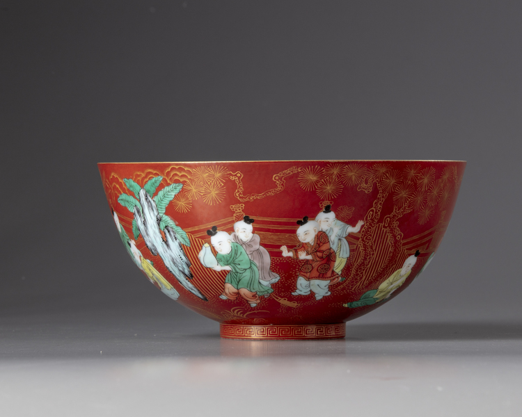 A Chinese porcelain enamelled bowl