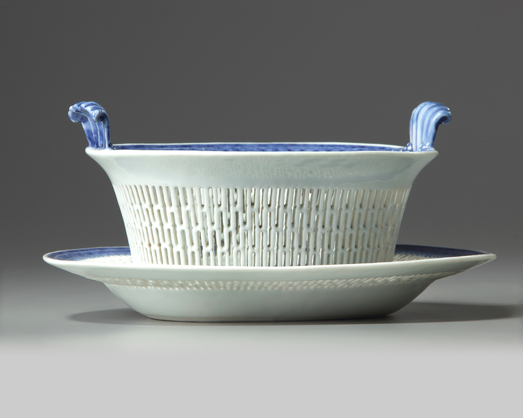 A Chinese blue and white 'Nanking pattern' reticulated basket and platter