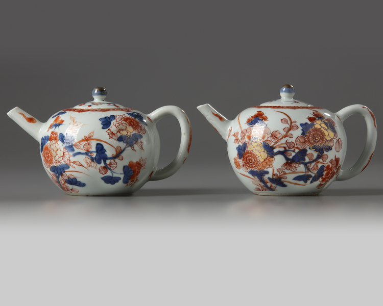 A PAIR OF CHINESE IMARI 'FLORAL' TEAPOTS AND COVERS, KANGXI PERIOD (1662-1722)