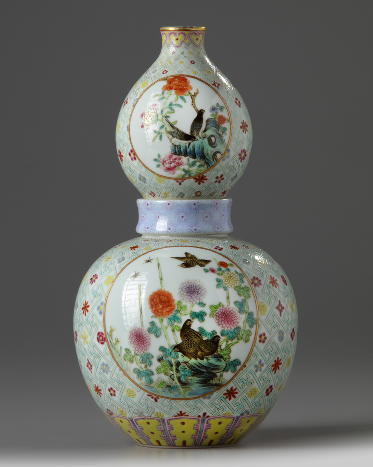 A CHINESE FAMILLE ROSE DOUBLE GOURD VASE, 20TH CENTURY