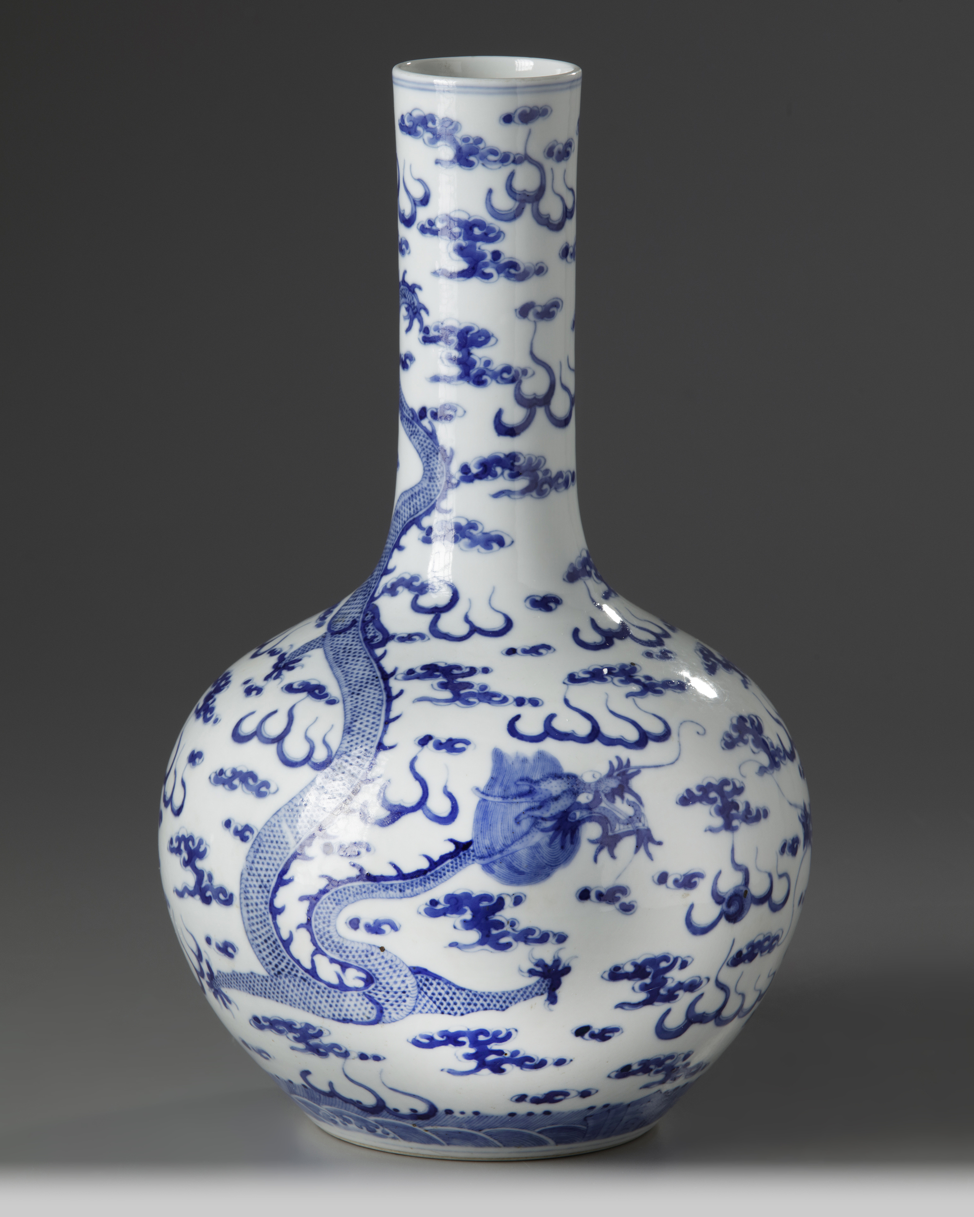 青と白の模様の5枚セット。骨董　アンティーク！ 1950s De Chang Tao Ci Blue & White Floral Chinoiserie