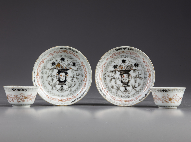 TWO PAIRS OF CHINESE GRISAILLE AND ROUGE-DE FER DECORATED CUPS AND SAUCERS, QIANLONG PERIOD (1736-1795)
