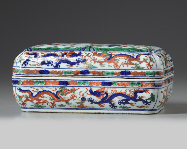 A Chinese rectangular wucai box and cover